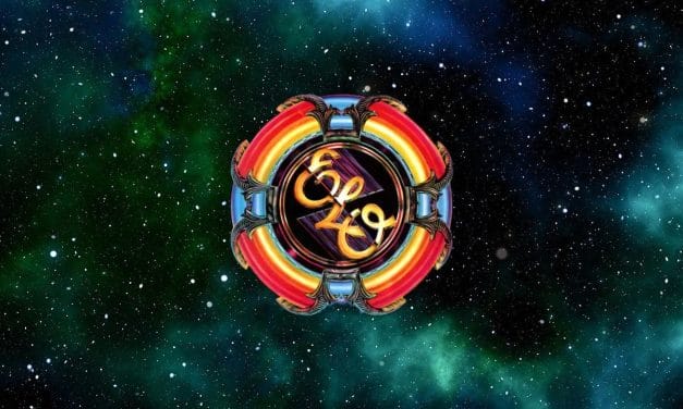 CÓMO ‘ALONE IN THE UNIVERRSE’ DE ELO ANTICIPÓ NUESTRA ERA (Y PORQUE DEBES ESCUCHARLO AHORA)
