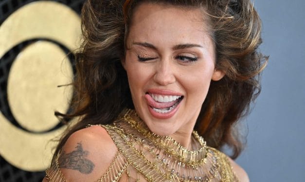 SOMETHING BEAUTIFUL: MILEY CYRUS REINVENTA A PINK FLOYD 