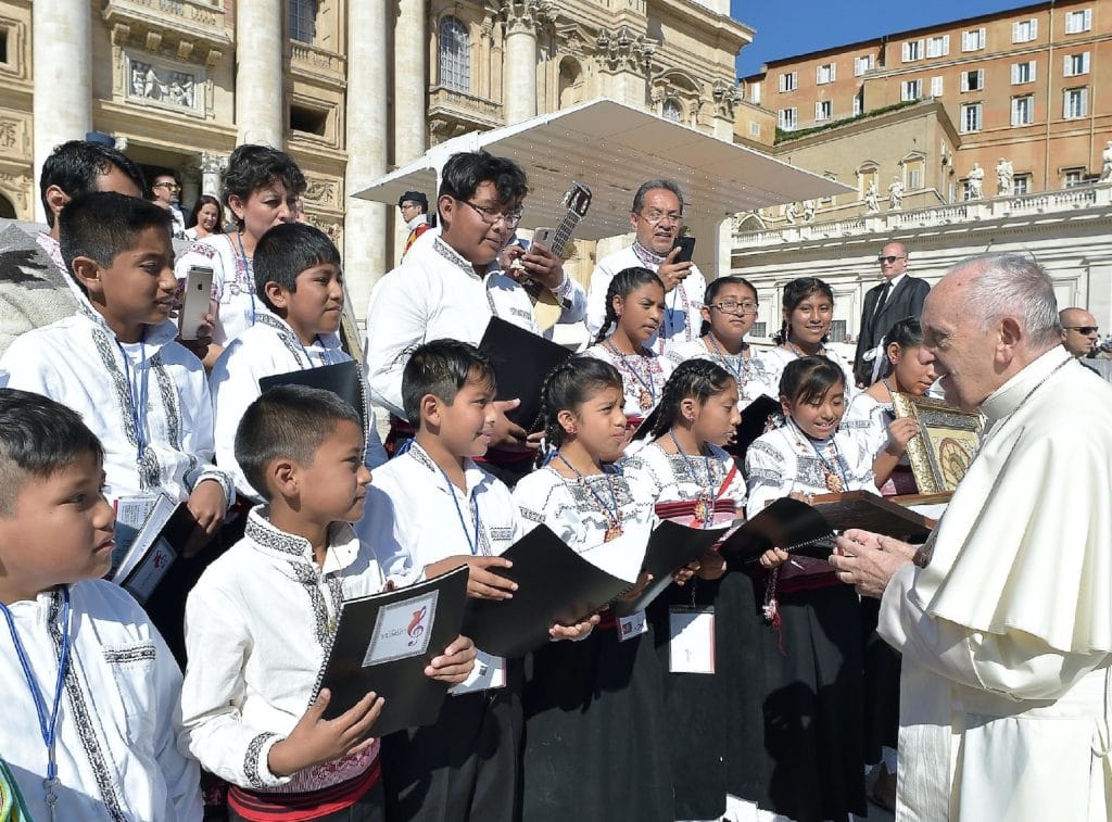 LA MÚSICA CATÓLICA SE DESPIDE DEL PAPA FRANCISCO 1 El Papa Francisco con un coro infantil