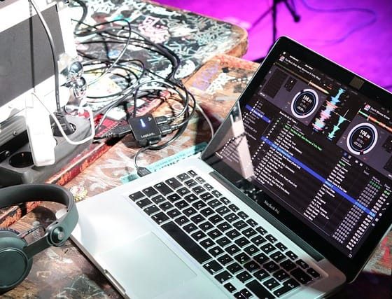 Empieza tu Home Studio: ¿Qué es un DAW y Por Qué es Esencial? 1 crea tu home studio DAW para que sirve e1747401053544