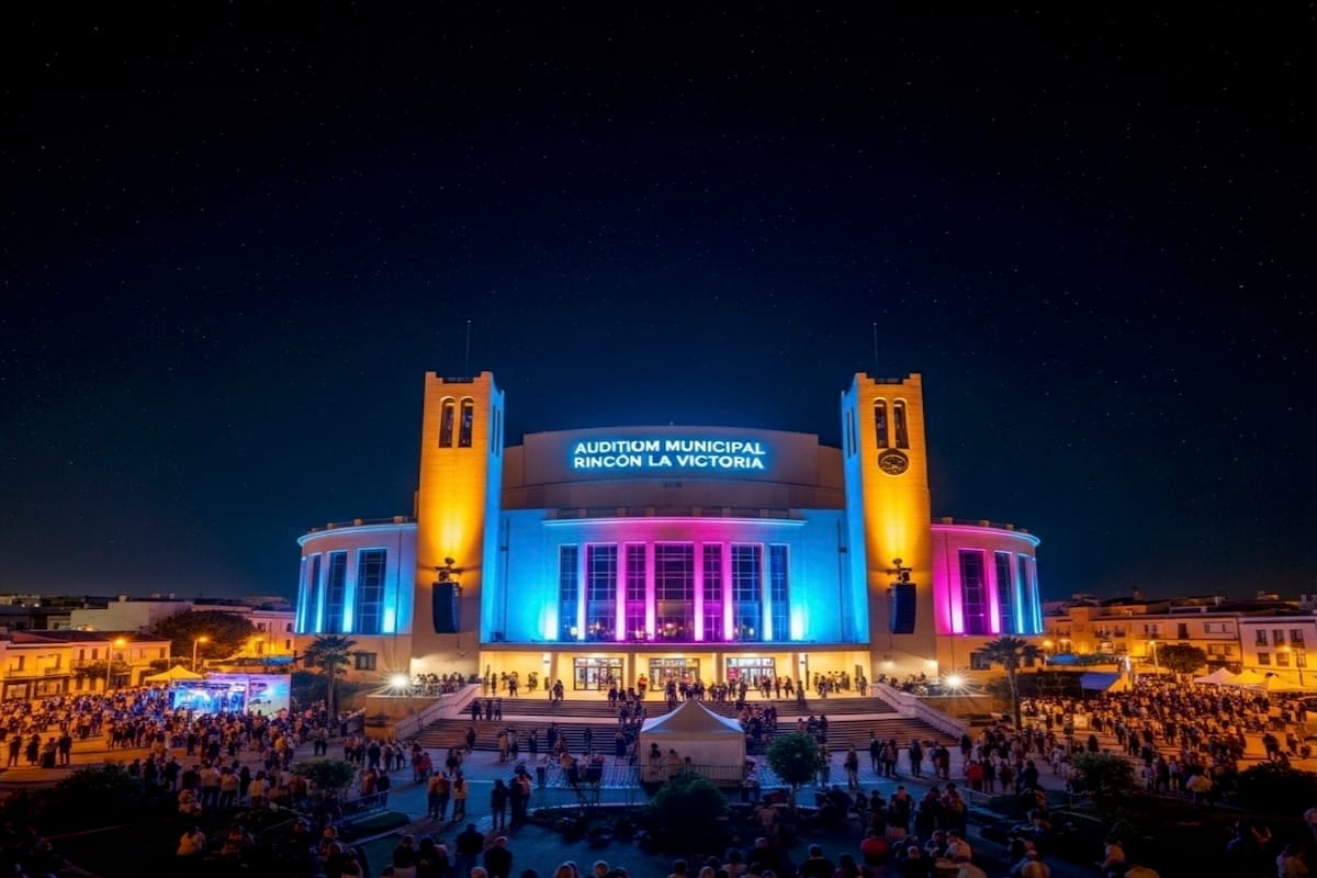 Auditorio Municipal de Rincón de la Victoria iluminado por la noche durante un concierto del Festival Noches de Verano.