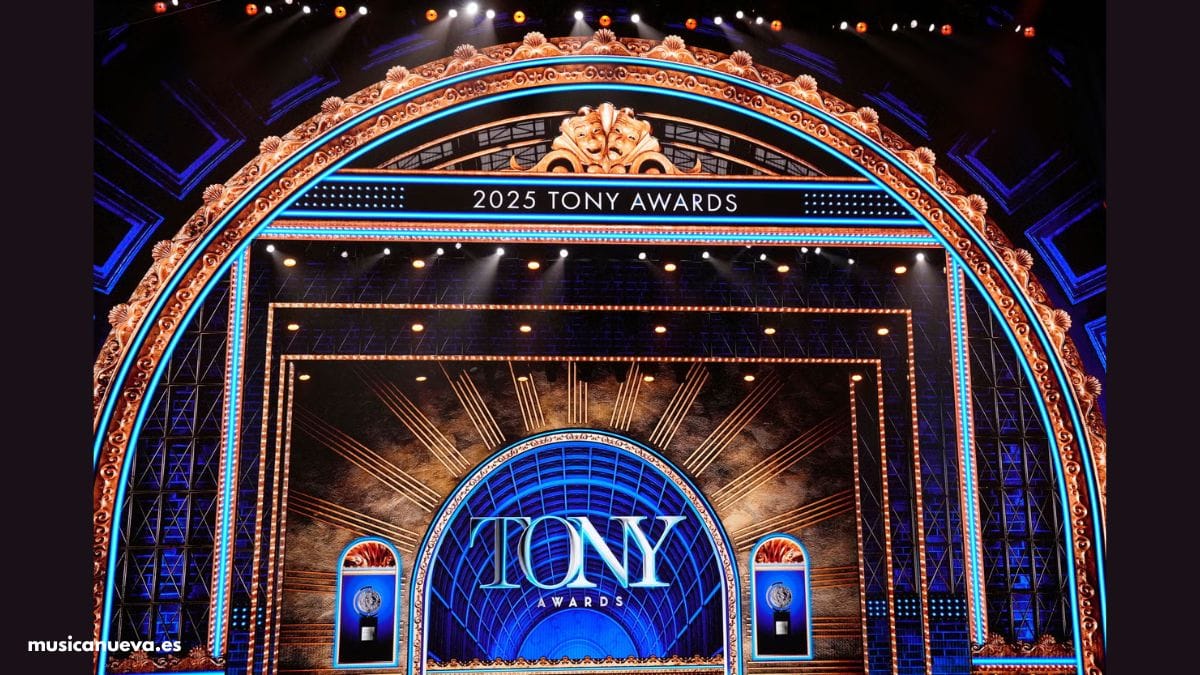 premios-tony-2025 Escenario principal del David H. Koch Theater en la noche de los Premios Tony 2025, decorado para la ceremonia de entrega de premios de Broadway.