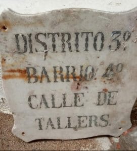 Discos Revolver cierra, pero hay una parte de la historia que nadie te ha contado 1 Imagen de una placa de 1850 con el nombre de Calle de Tallers, Barrio 4º, Distrito 3º.