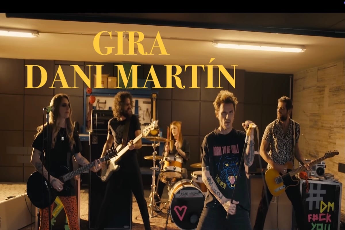 DANI MARTÍN Dani Martin con su guitarra cantando en un videoclip, acompañado por su grupo de músicos