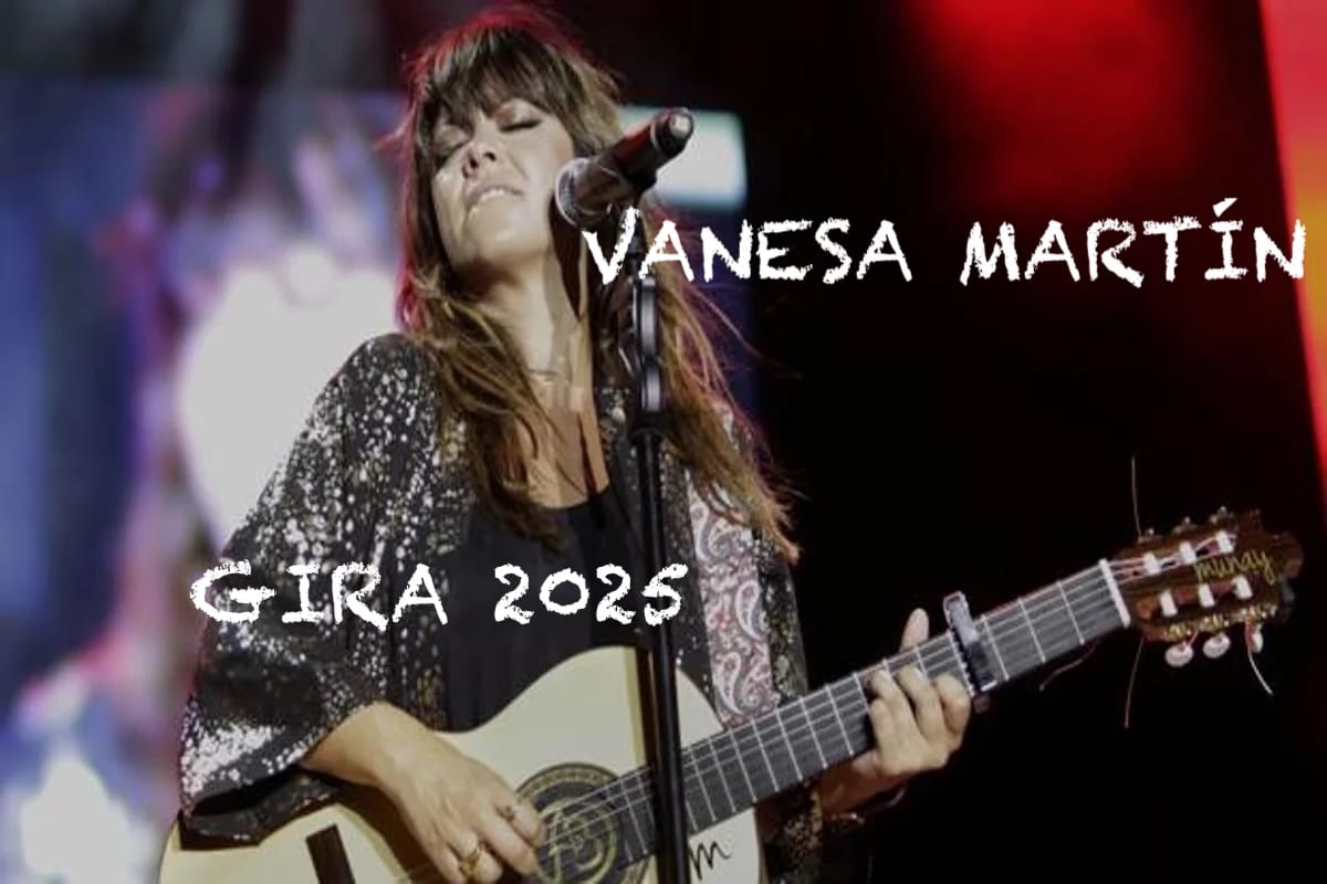 La cantautora Vanesa Martín cantando en directo en un concierto.