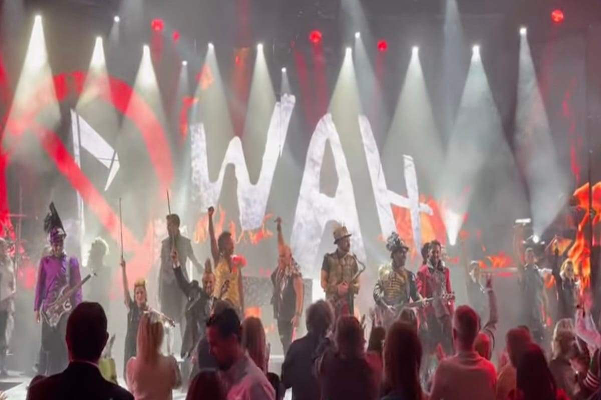 WAW Elenco de WAH Madrid en el escenario con luces y efectos especiales durante la despedida final del show musical