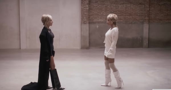Imagen de Ana Torroja frente a ella misma, de su último videoclip "Se ha acabado el show"