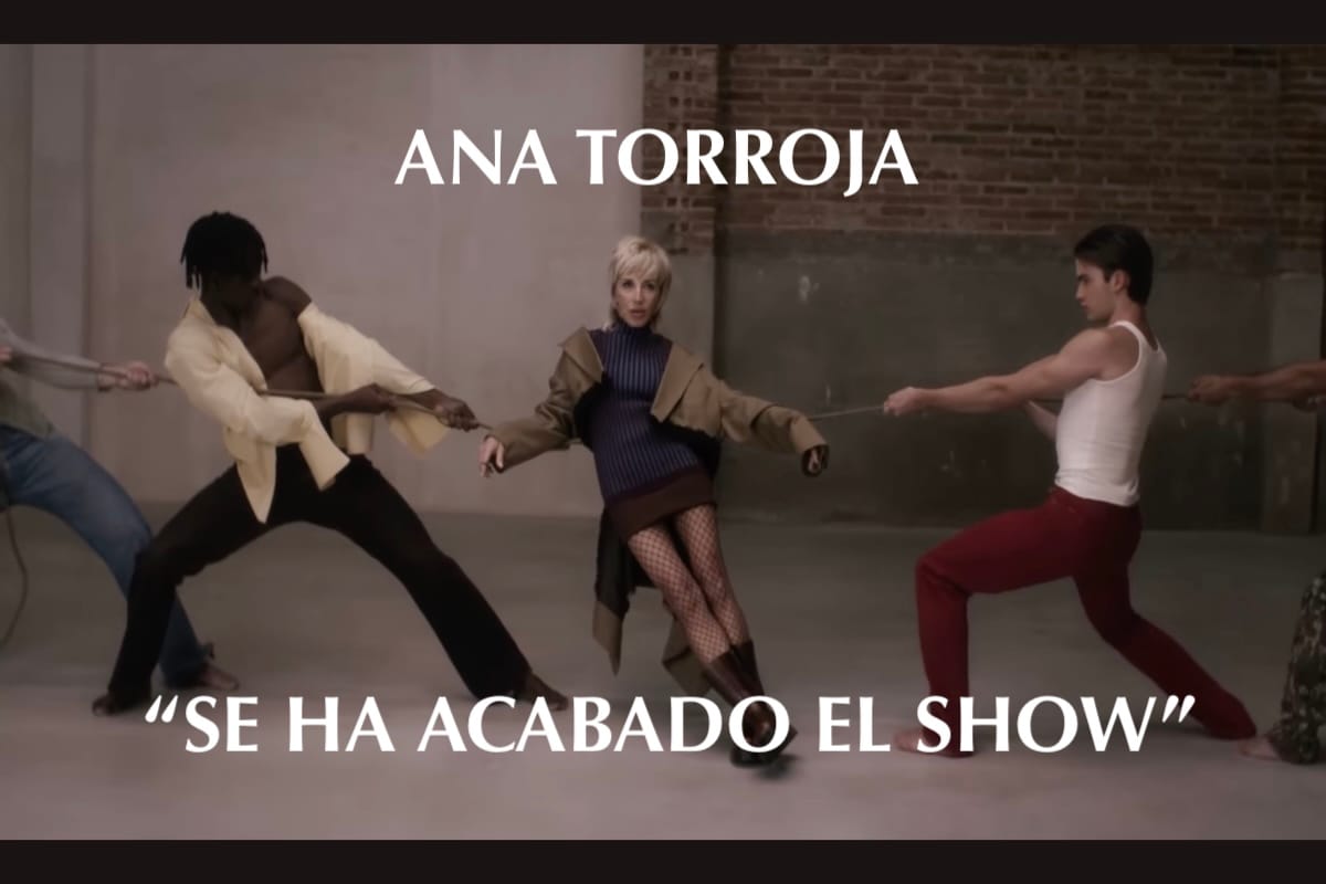 Screenshot Imagen de Ana Torroja junto a unos bailarines, en su nuevo vdieoclip "Se ha acabado el show"