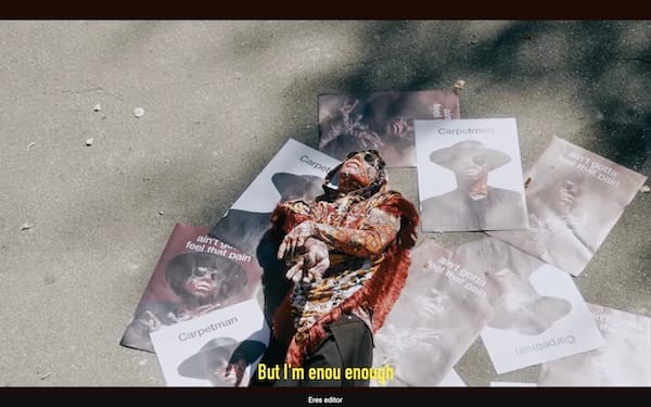 Foto de Carpetman rodeado de sus propios posters en el último videoclip"Ain'tgottafeelthatpain".