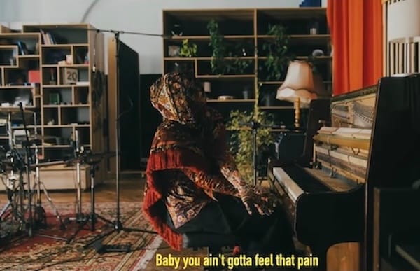 Imagen de Carpetman en su nuevo videoclip "Ain'tgottafeelthatpain"