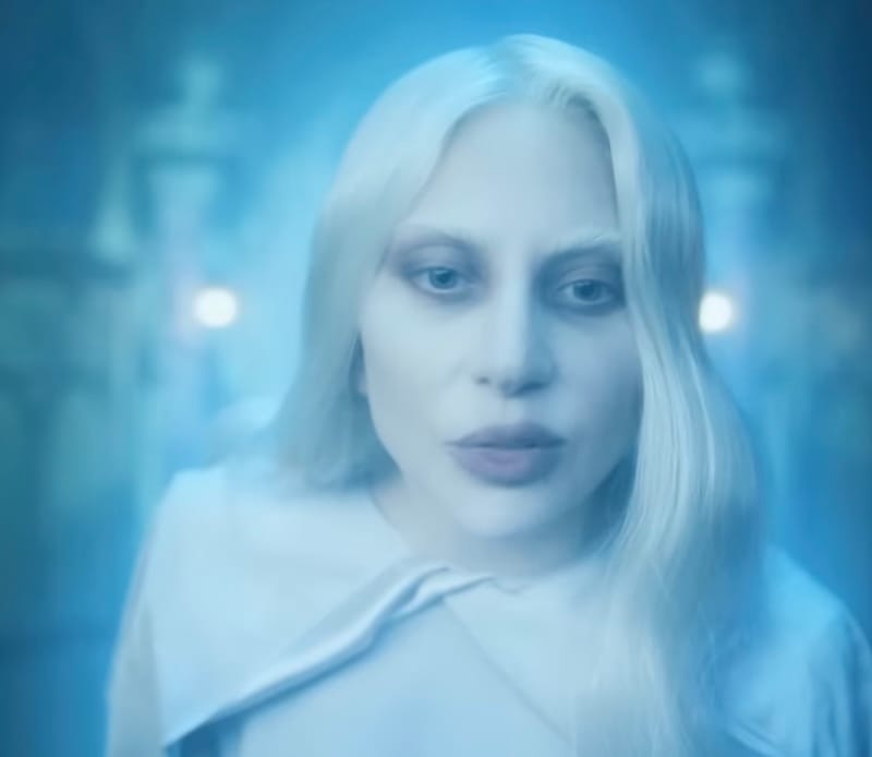 Foto de Lady Gaga que interpreta a Rosaline Rotwood, una antigua profesora de la Academia Nevermore en la serie Merlina