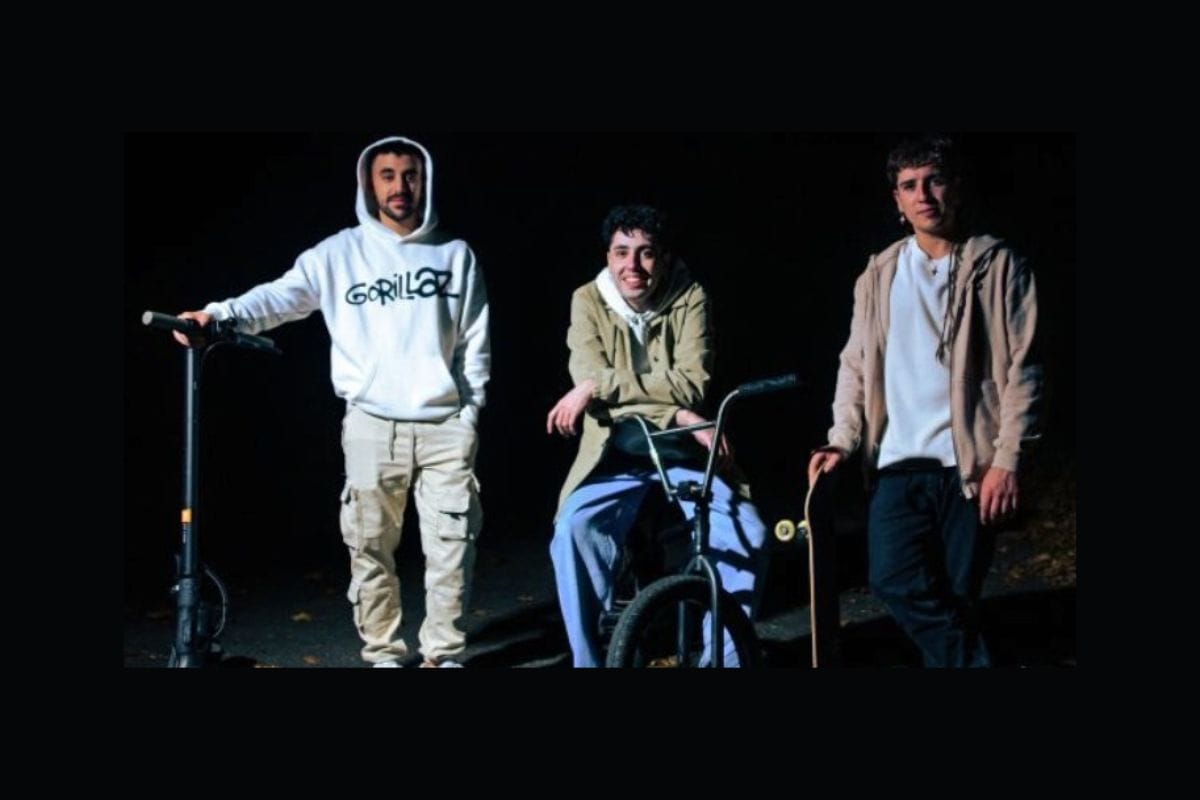 La fuerza de la España rural Sanguijuelas del Guadiana la banda que ha puesto la verbena y el rock de nuevo en el mapa Los tres miembros del grupo musical extremeño Los Sanguijuelas del Guadiana posando para una foto.