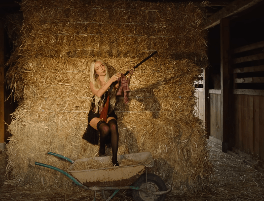 “Lárgate” de Ana Mena: una balada intensa con regusto italiano. 1 Captura de pantalla 2025 10 12 130514