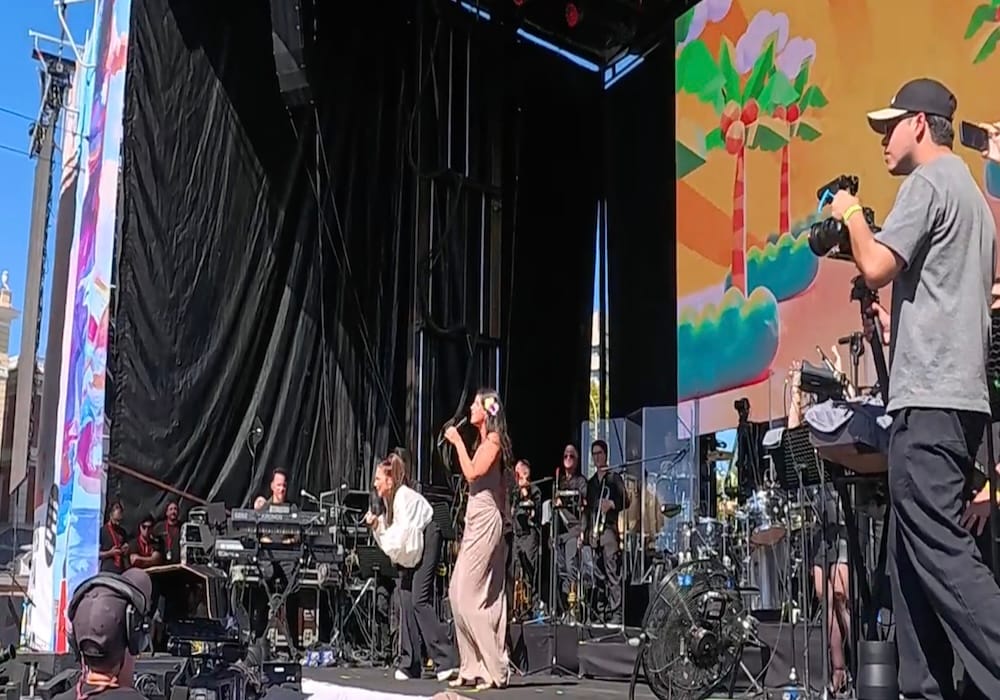 Nathy Peluso lanza "MALPORTADA EP": Salsa pura 1 Imagen de Nathy Peluso cantando con Gloria Estefan "Chirriqui Chirri" en el concierto de la Hispanidad