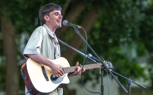 RAKUSION: De la autoproducción acústica al Indie/Rock de Cádiz con espíritu DIY 1 Imagen de RAKUSION cantando y tocando la guitarra, en una actuación en directo