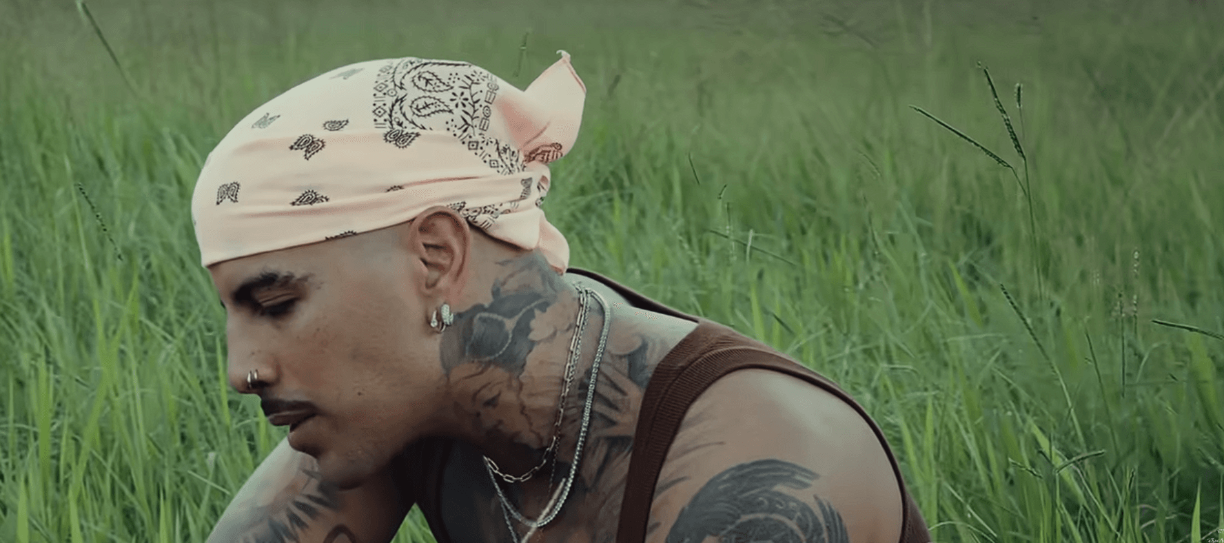 RAUW ALEJANDRO UN BESITO EN LA FRENTE